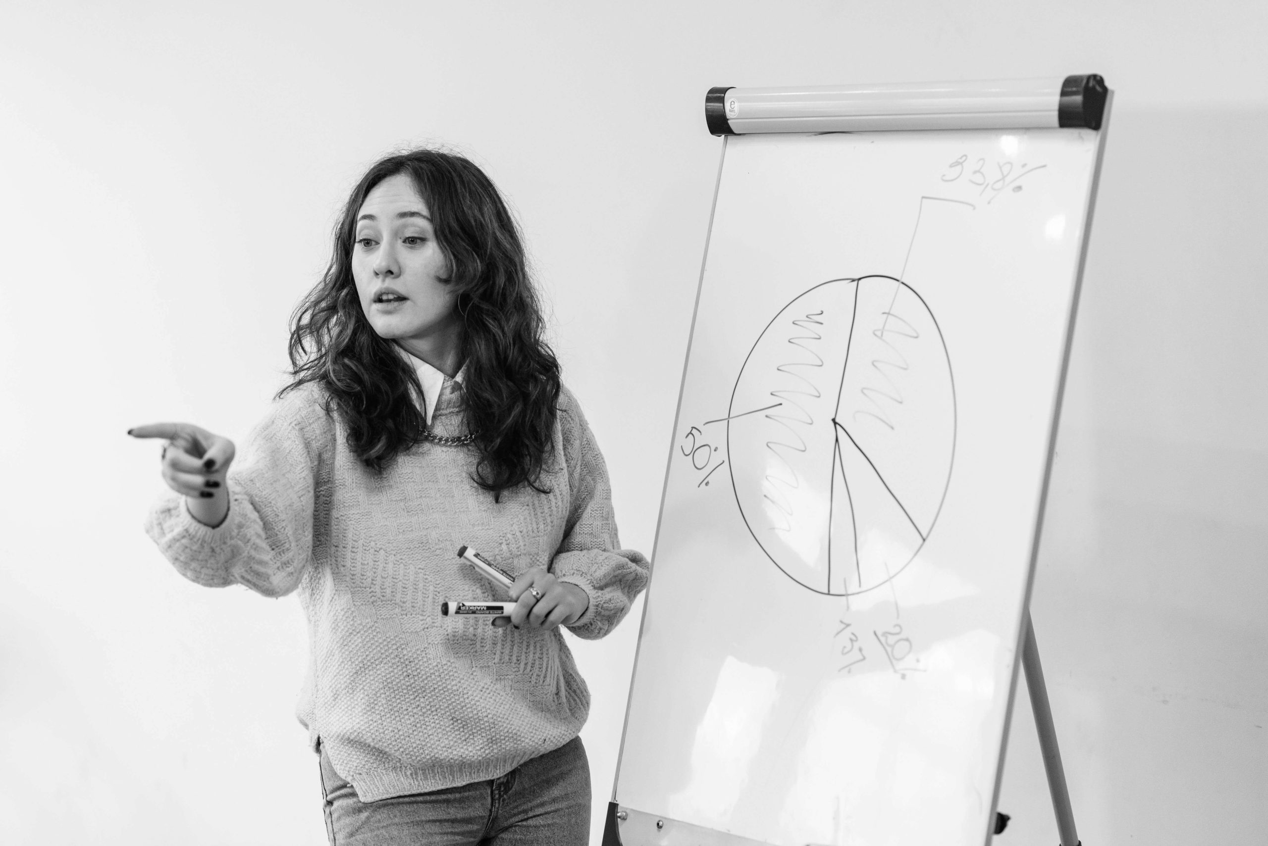 Instructeur bij white board