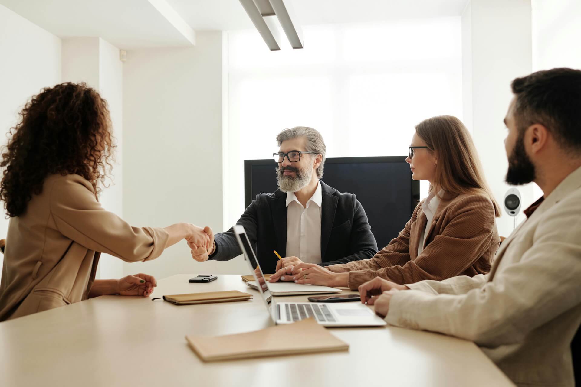 overleg-aan-een-tafel-met-handschudden