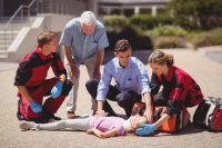 BHV verwondingstraining kind op de vloer